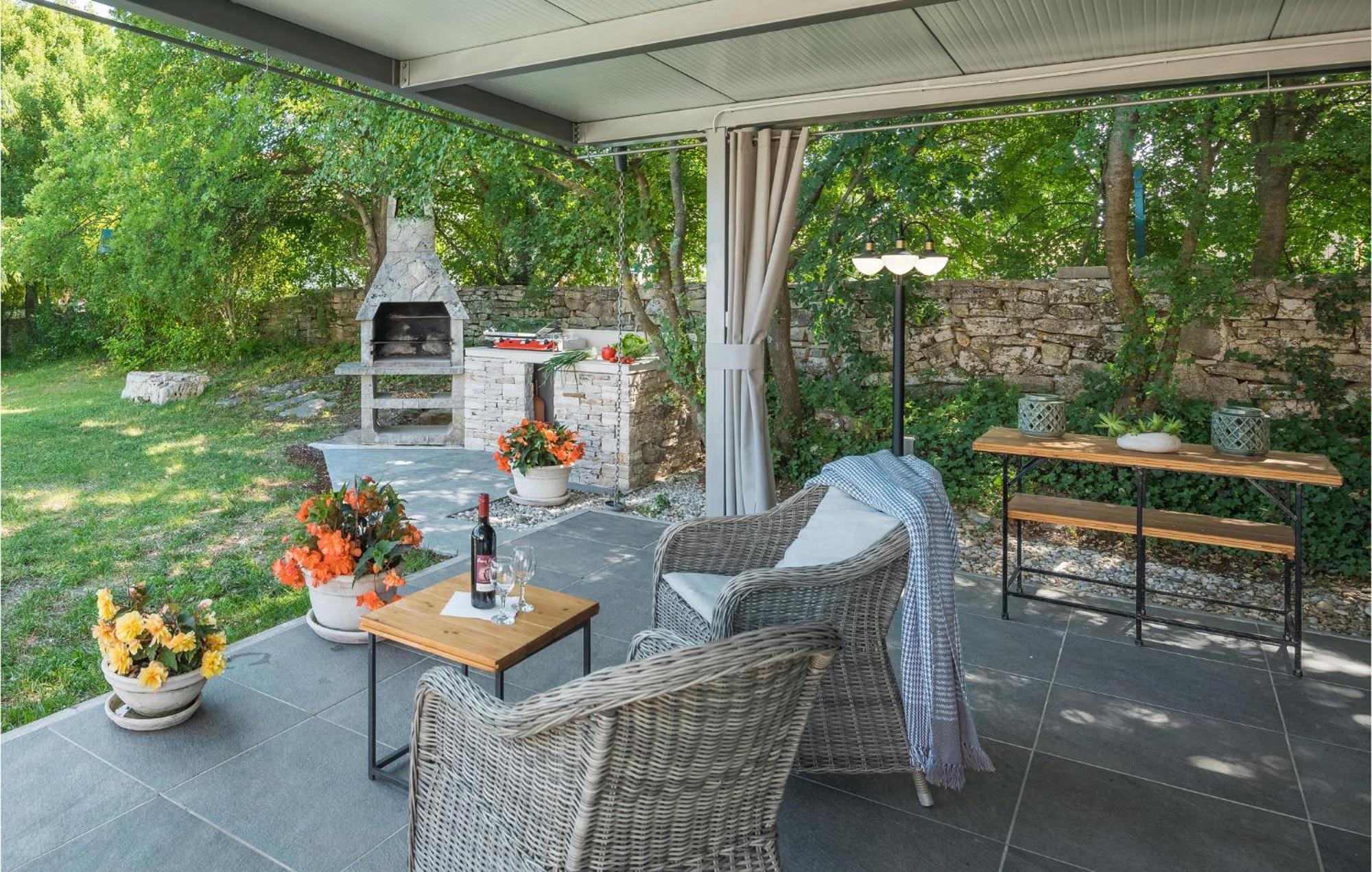 Beautiful Home In Bale With Kitchen Exterior foto